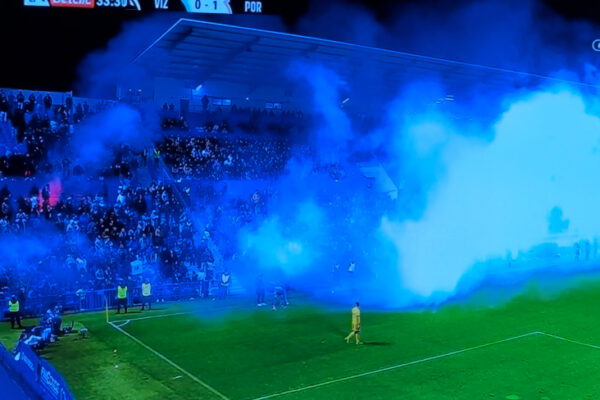 Jogo entre do FC Porto interrompido após petardos e bombeiros foram chamados a intervir