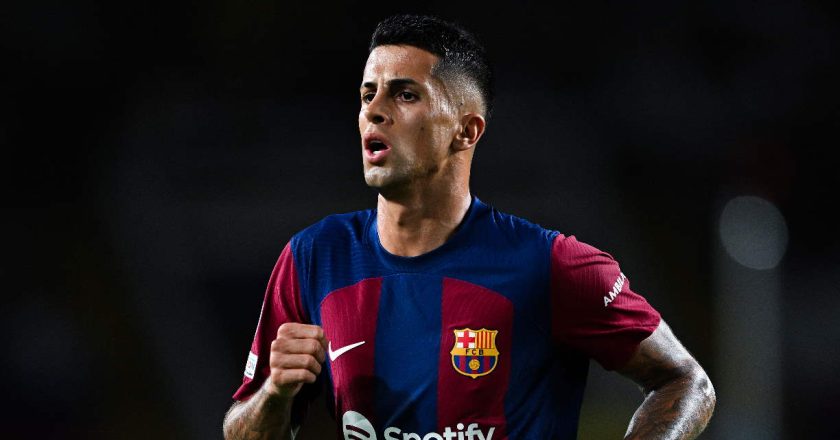 João Cancelo tem atitude ridícula com os adeptos do Barcelona e acaba arrasado