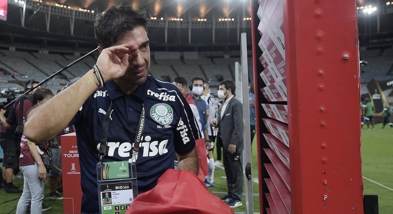 Abel emociona-se com homenagem do Palmeiras (vídeo)