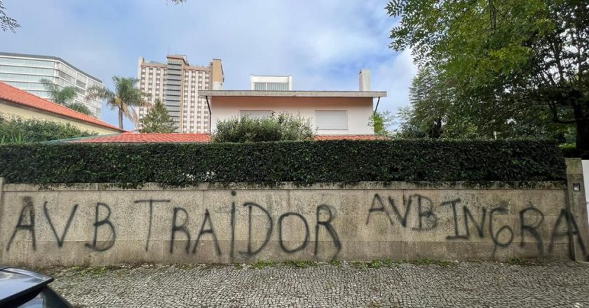 Muro da casa de André Villas-Boas foi vandalizada