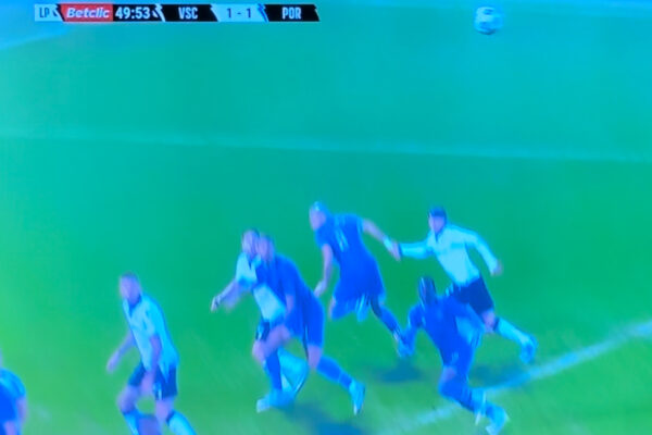 Sérgio Conceição ficou furioso por árbitro não marcar falta sobre Pepe (VÍDEO)