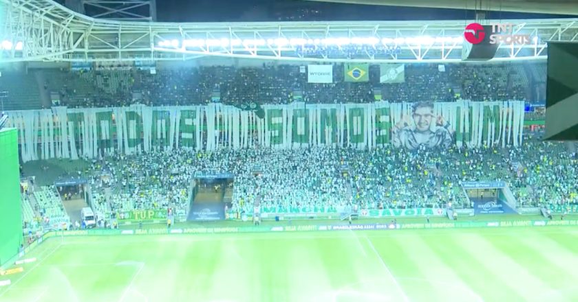 Adeptos do Palmeiras exibem faixa gigante em homenagem a Abel Ferreira