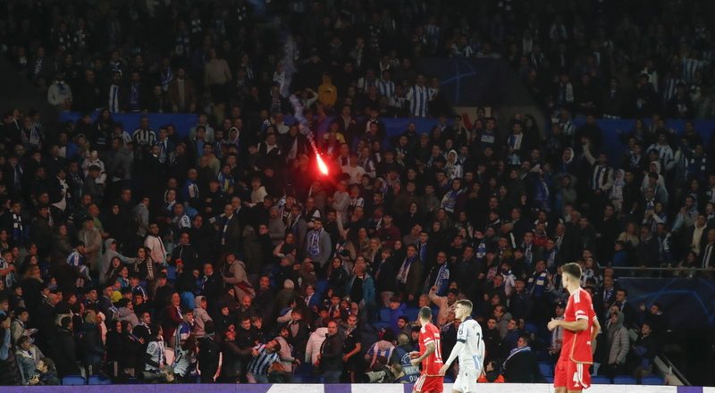 VERGONHOSO! Adeptos do Benfica lançam tochas para a bancada da Real Sociedad (VÍDEO)