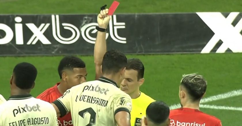 Lucas Veríssimo é expulso, fica furioso e partiu para cima do árbitro (VÍDEO)