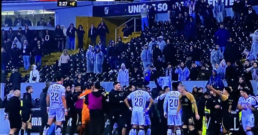 CONFUSÃO NO FINAL DO JOGO: Adeptos e jogadores trocam cadeiras no final do jogo entre o Vitória e o Sporting