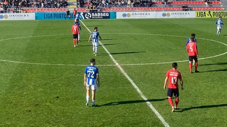 (VÍDEO) O que foi isto? Defesa do FC Porto B queria marcar pontapé de baliza mas foi penálti