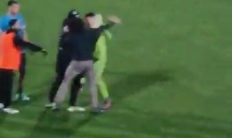 Pai de jogador entrou em campo e agrediu o adversário (VÍDEO)