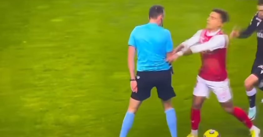 João Pinheiro interrompeu jogada e foi empurrado por jogador do SC Braga (VÍDEO)