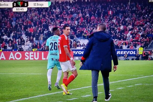 Di Maria e Artur Jorge PEGAM-SE em pleno jogo (VÍDEO)