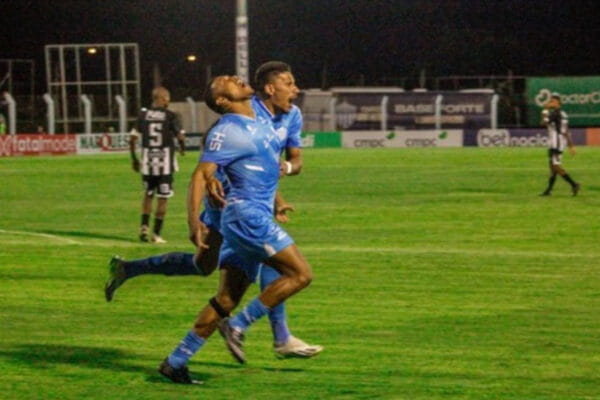 Jogador brasileiro soube do falecimento do pai durante o jogo… e fez isto (VÍDEO)