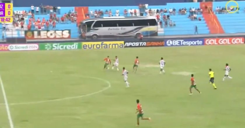 Autocarro invade estádio durante jogo de futebol no Brasil (VÍDEO)