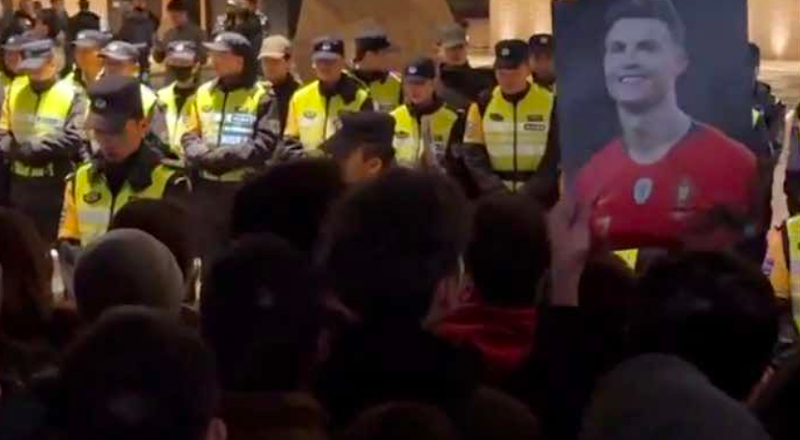 Adeptos chineses tentaram invadir hotel onde estava Cristiano Ronaldo (VÍDEO)