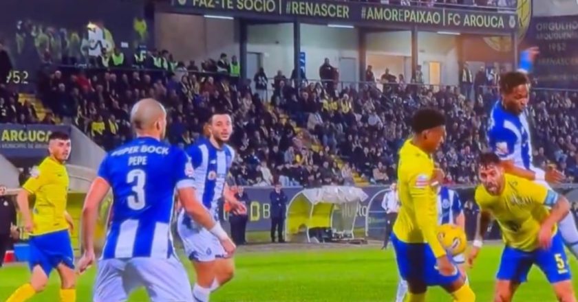 Jogadores do FC Porto ficaram a reclamar grande penalidade neste lance (VÍDEO)