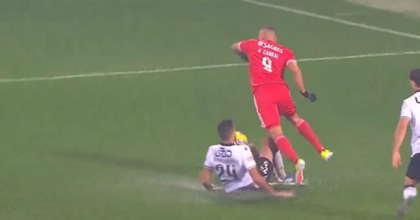 Benfica ficou a pedir penalti neste lance com Arthur Cabral! Havia motivos para penalti? (VÍDEO)
