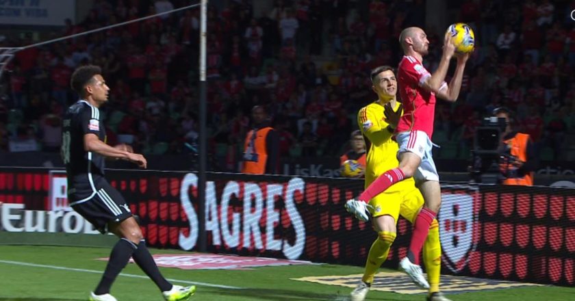 Ficou penalti por assinalar por paragem cerebral de Aursnes? (VÍDEO)