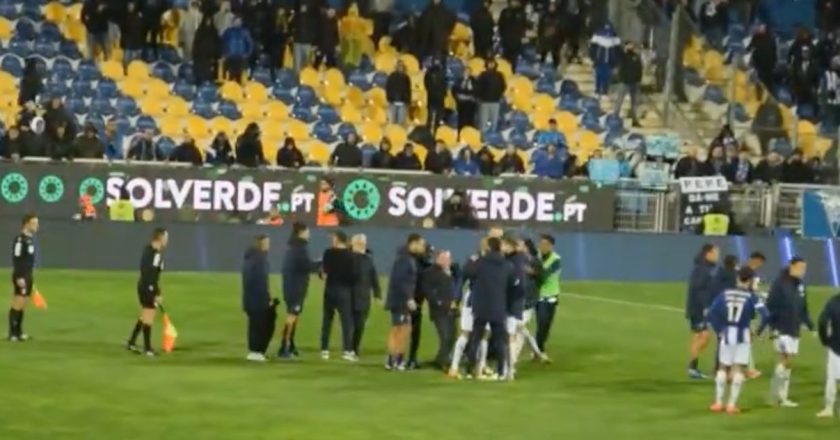 Jogadores e elementos do FC Porto tentaram agredir árbitro no final da partida (VÍDEO)