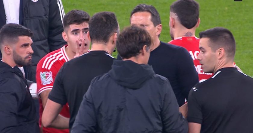 Após apito final, Roger Schmidt e António Silva confrontaram árbitro João Pinheiro (VÍDEO)