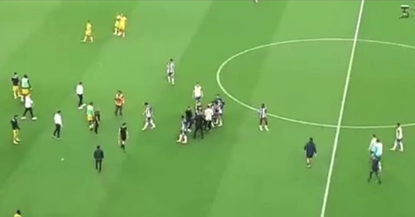 Jogadores do FC Porto voltaram a pressionar árbitro no final da partida e Conceição foi afastá-los (VÍDEO)
