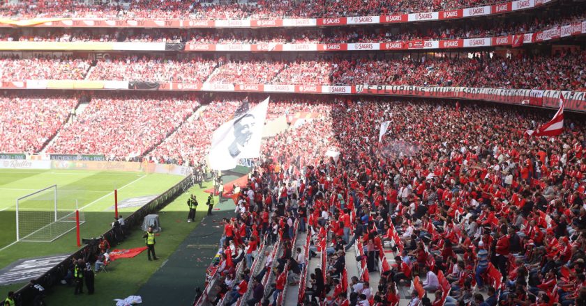 (VÍDEO) Estádio da Luz fez-se ouvir e criticaram os adeptos que interromperam jogo frente ao SC Braga: «Palhaços»