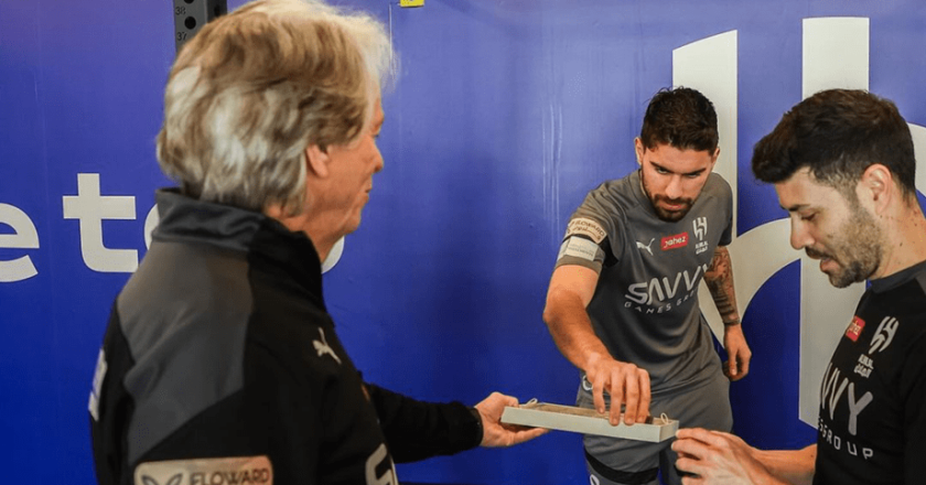 (VÍDEO) Jorge Jesus surpreende e oferece chocolates aos jogadores com o seu … inglês peculiar