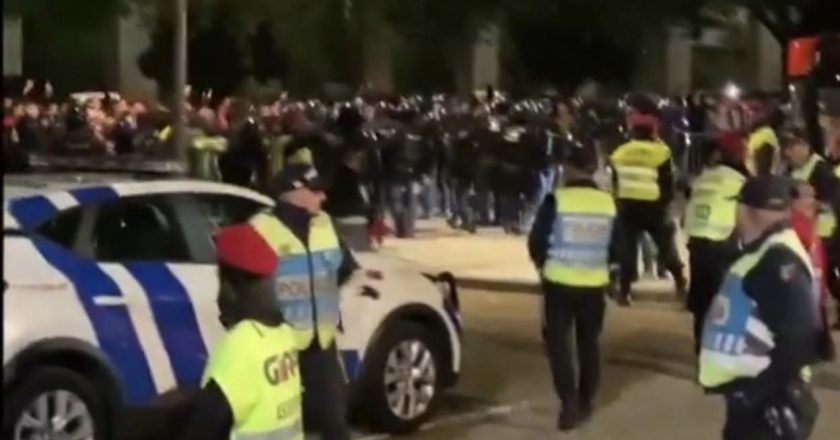 Roger Schmidt tentou ir para cima dos adeptos do Benfica e polícia teve de intervir