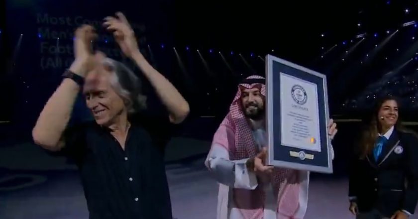 O momento épico em que Jorge Jesus recebeu o certificado do guinness (VÍDEO)