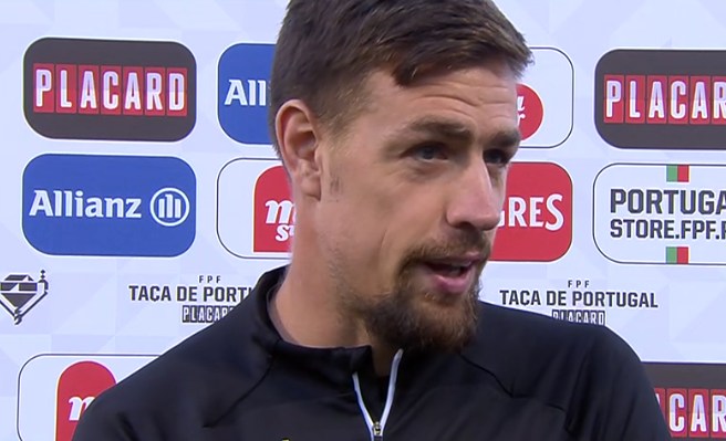 Coates ARRASOU arbitragem “estão sempre contra nós”