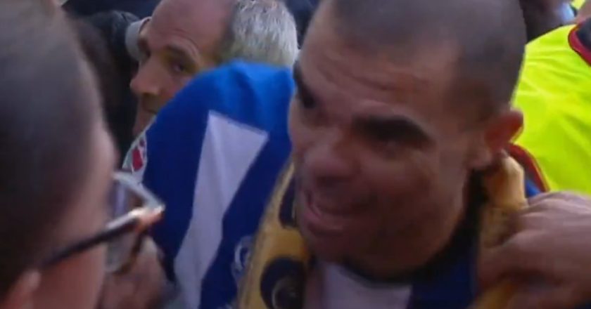 O momento em que roubaram o cachecol a Pepe e ele não gostou (VÍDEO)