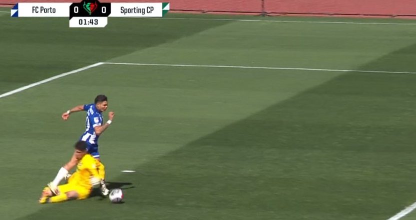 Equipa e adeptos ficaram a pedir penalti por falta sobre Evanilson (VÍDEO)