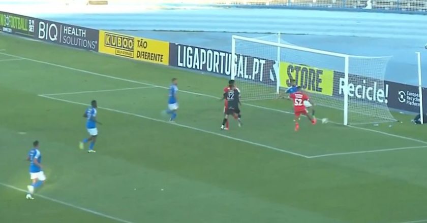 Henrique Pereira tem 4 oportunidades para marcar de baliza aberta e acaba por atirar ao poste (VÍDEO)