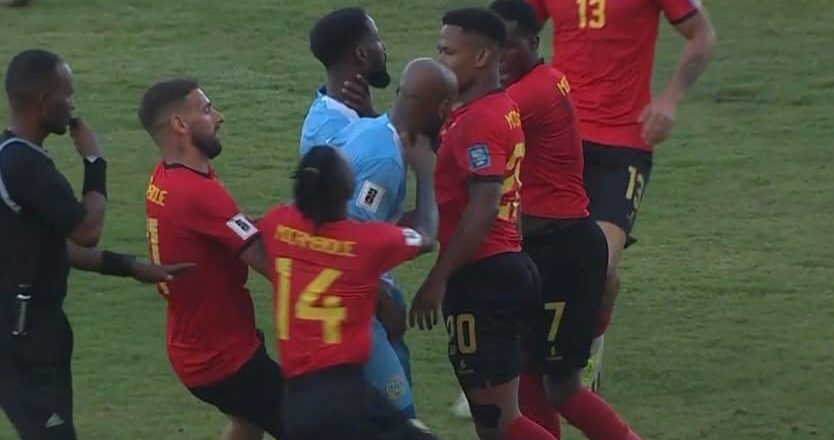 Jogador do Sporting passou-se e agarrou adversário pelo pescoço