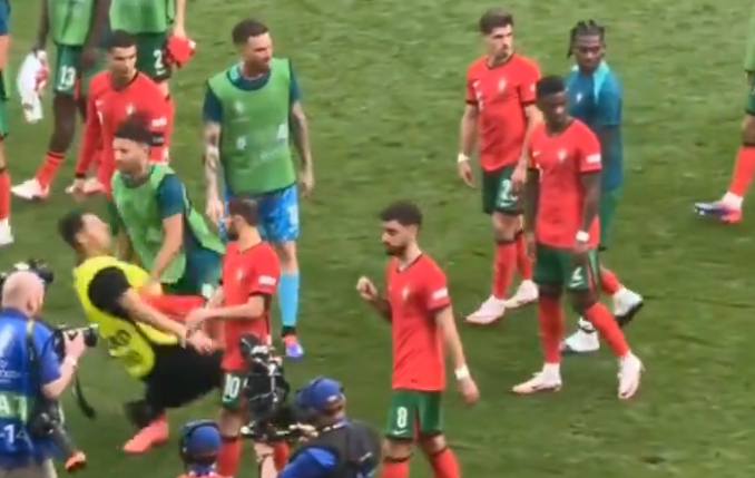 Gonçalo Ramos abalroado por segurança no final da partida (VÍDEO)