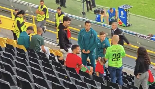 Jogadores de Portugal filmados nas bancadas no final da partida a falar com familiares e amigos (VÍDEO)