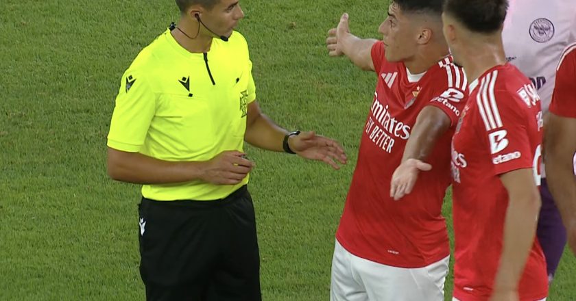 Jogadores do Benfica cercaram árbitro no final do jogo amigável frente ao Brentford (VÍDEO)