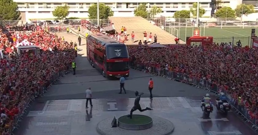 Chegada do Benfica ao Estádio da Luz dá que falar nas redes sociais (VÍDEO)