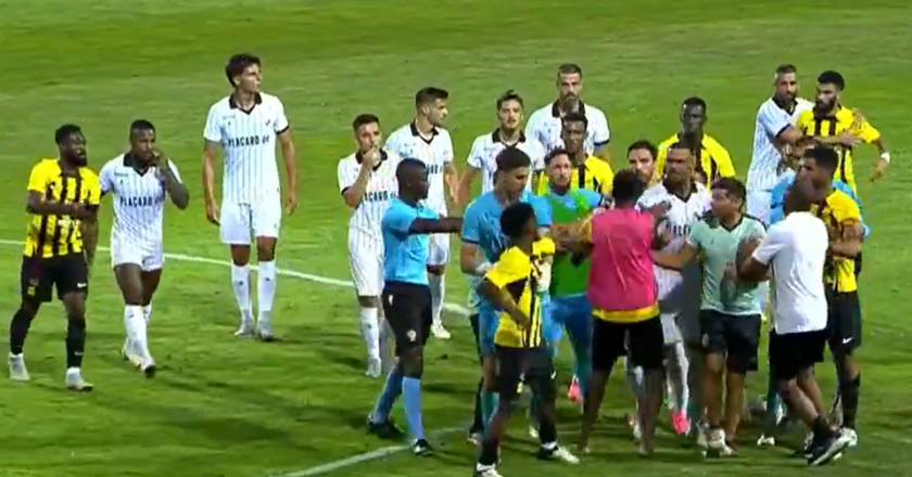 Amigável entre Farense e Al Ithiad vira batalha campal! Jogador do Al Ithiad atirou cadeira para a bancada (VÍDEO)