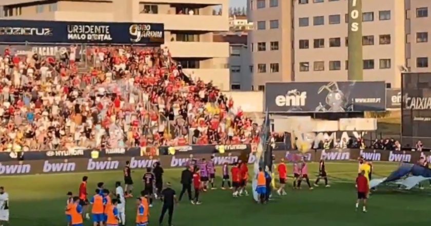 Adeptos não pouparam nos assobios e os jogadores perante isso fizeram isto… (VÍDEO)