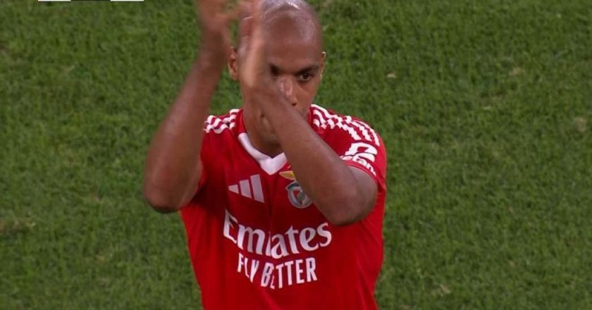 Ao ser substituído, João Mário foi assobiado e fez gesto que está a ser fortemente criticado
