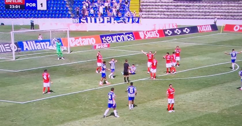 O lance que deu grande penalidade para o FC Porto contra o Santa Clara (VÍDEO)