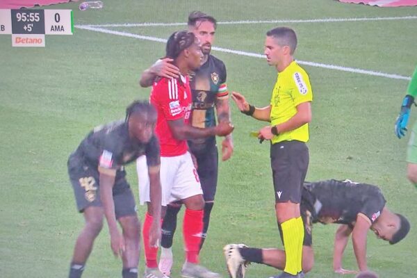 Renato Sanches viu cartão amarelo na estreia, não gostou e confrontou árbitro (VÍDEO)