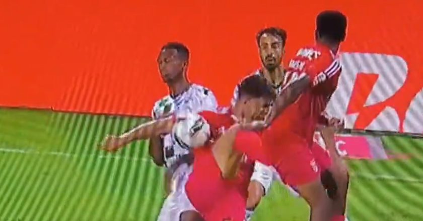 Penálti marcado a favor do SL Benfica está a REVOLTAR internet!! (VÍDEO)