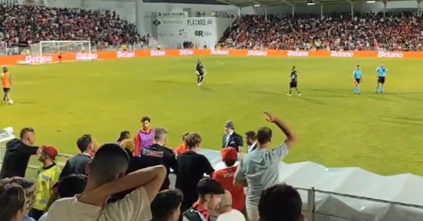 (VÍDEO) Adeptos do Benfica viraram-se contra Roger Schmidt e houve confusão