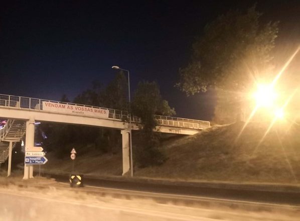 Faixa colocada perto do Estádio da Luz pede demissão de Rui Costa: “Vendam as vossas mães”