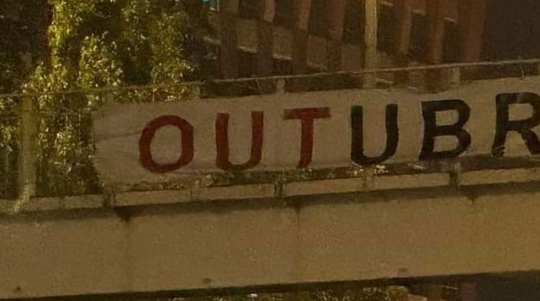 Tarja colocada junto ao Estádio da Luz dá que falar nas redes sociais