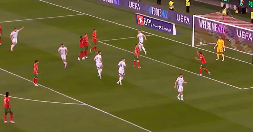 Rúben Dias discute com António Silva após Portugal sofrer golo contra a Escócia