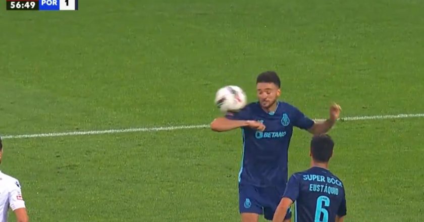 Penalti por assinalar contra o Porto? João Mário falhou cabeceamento e a bola foi à mão (VÍDEO)