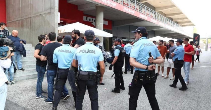 AG do Benfica acabou com vários momentos de tensão e a polícia foi obrigada a intervir