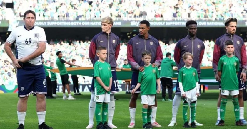 Youtuber inglês invadiu campo para tirar fotografia com jogadores ingleses (VÍDEO)