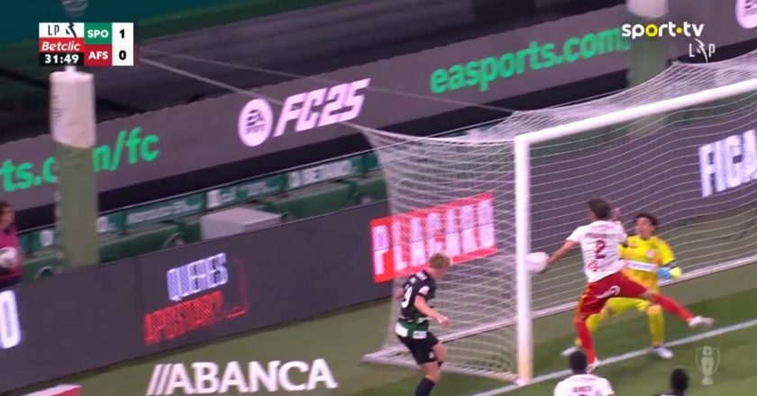 Sporting reclama penalti e após árbitro consultar o VAR assinala … canto (VÍDEO)