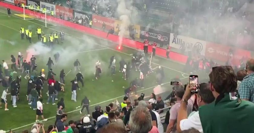 (VÍDEO) Batalha campal no relvado entre adeptos após o dérbi Rapid-Áustria Viena